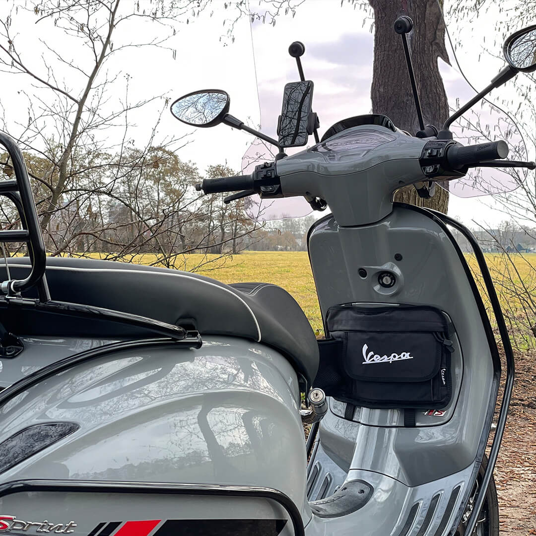 manos-libres-vespa-tas-zwart-impressie-1-1080x1080